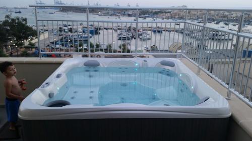 Imagen de la galería de Seagull Penthouse Marsaxlokk, en Marsaxlokk