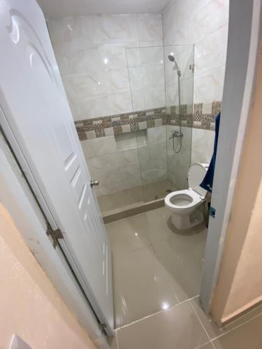 un baño con ducha y WC en Casa amarilla, en Cumayasa Kilómetros 4 1/2
