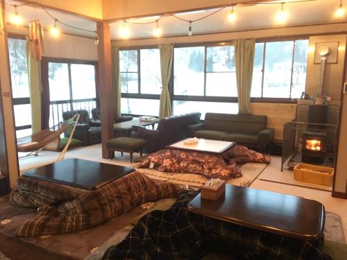 Χώρος καθιστικού στο わくわく自然体験の宿ゲストハウス山楽