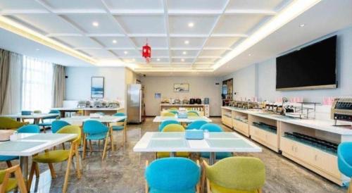 Η κουζίνα ή μικρή κουζίνα στο hailihotel