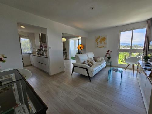 a living room with a couch and a table at Horizon Magellan - Grand T3 de 86m2 - Sainte-Marie in Sainte-Marie