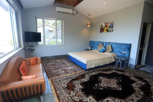 Una cama o camas en una habitación de 360 South, Khandala