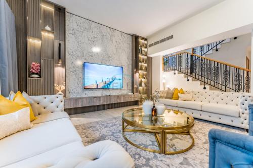 4BR plus Maids Room Villa Near Nad Al Sheba Mall, With Easy Access to Major Dubai Attractions - Nad Al Shiba Third, Nad Al Sheba by Deluxe Holiday Homes
