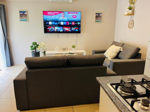 TV a/nebo společenská místnost v ubytování Lethabong Lodge