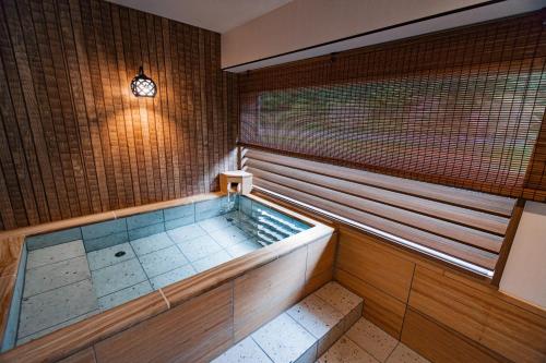 丰田市猿投温泉金泉閣的顶部设有灯光的按摩浴缸