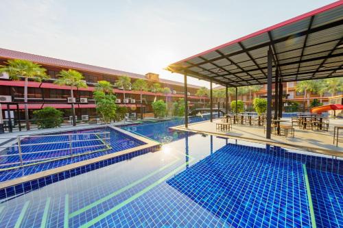 una piscina vacía en un edificio en นงนุช บูติค รีสอร์ท, en Na Jomtien