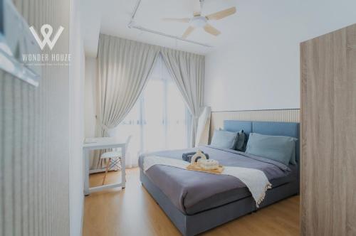 Postel nebo postele na pokoji v ubytování Mayabay Gamuda Cove SplashMania Suite