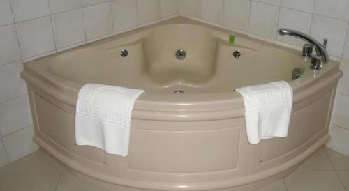 a bath tub with two towels in a bathroom at Batangas in Dilao