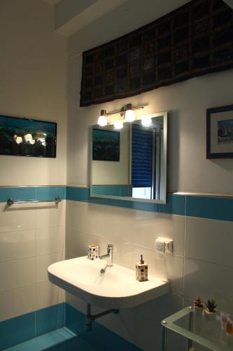 パレルモにあるEsedra B&Bのバスルーム(洗面台、鏡付)