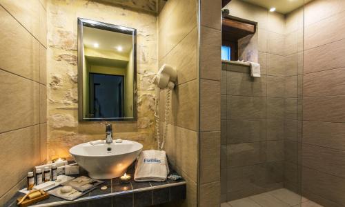 Ένα μπάνιο στο Exensian Villas & Suites 