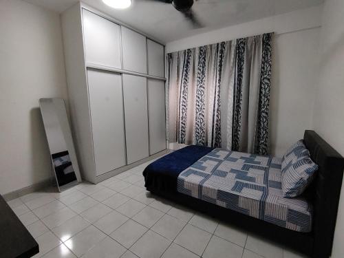 Una cama o camas en una habitación de Sadiyra Homestay next to Alamanda Mall, Netflix & Wifi