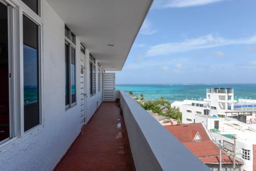 Elle comprend un balcon offrant une vue sur l'océan. dans l'établissement Edificio Santa Catalina 602, à San Andrés