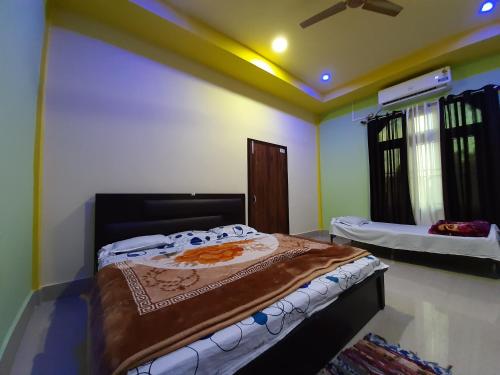 Giường trong phòng chung tại Subansiri lodge