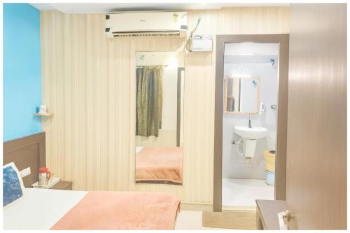 Una cama o camas en una habitación de Hotel Ganga Premium Palace Near Shri Syta Narayani Maraj Temple - Lift # Room Service and Parking facilities - Fully Air conditioning Luxuary Room - Top Rated Hotel In Mathura