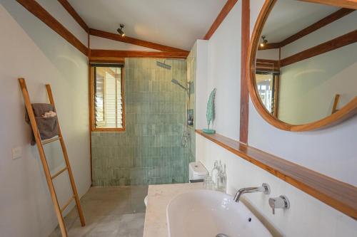 Ένα μπάνιο στο Villa Pantai Surga