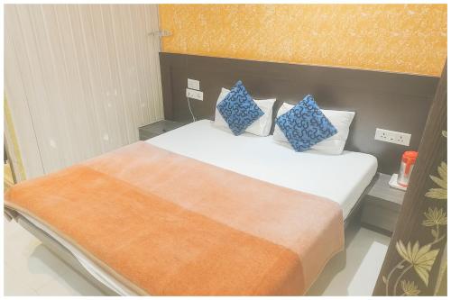 Una cama o camas en una habitación de Hotel Ganga Premium Palace Near Shri Syta Narayani Maraj Temple - Lift # Room Service and Parking facilities - Fully Air conditioning Luxuary Room - Top Rated Hotel In Mathura