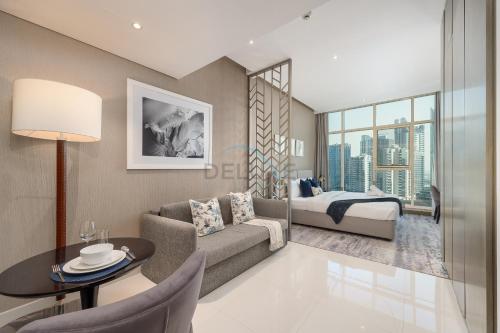 Dubai Water Canal View, Minutes away from Burj Khalifa and Dubai Mall, Near Metro Bus Station - Prive by Damac B, Business Bay by Deluxe Holiday Homes