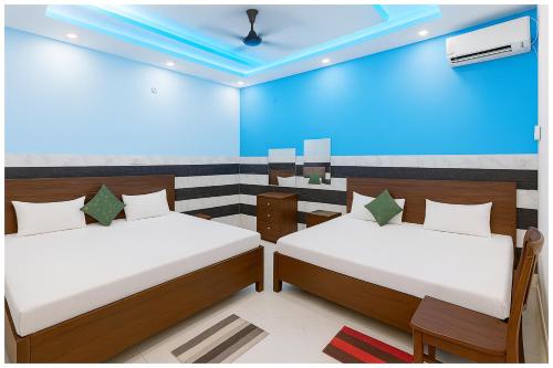 Uma área de estar em Ayodhya The Kanha- Shiva Homestay Near Parking and Free Wifi Facility - Fully Air conditioning Comfortable Room - Best Budget Homestay IN Ayodhya