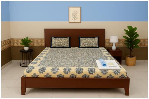 Uma cama ou camas num quarto em Ayodhya The Kanha- Shiva Homestay Near Parking and Free Wifi Facility - Fully Air conditioning Comfortable Room - Best Budget Homestay IN Ayodhya