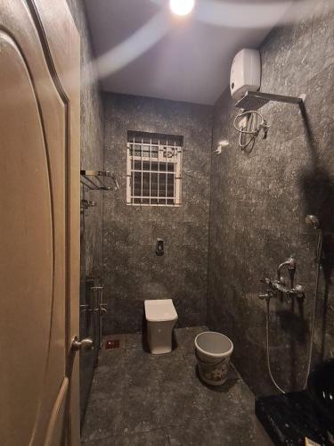 コルバにあるAdi's Villaのシャワーとトイレ付きのバスルーム