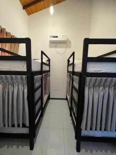 Ένα ή περισσότερα κρεβάτια σε δωμάτιο στο Nomad's Peak Hiriketiya