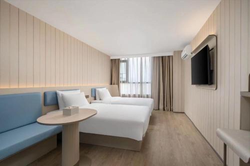 Giường trong phòng chung tại Hanting Hotel Shenzhen Shiyan Bus Station