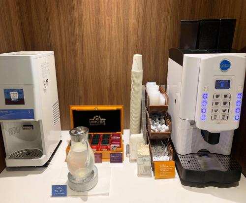 Příslušenství pro přípravu čaje a kávy v ubytování Comfort Hotel Nagoya Fushimi