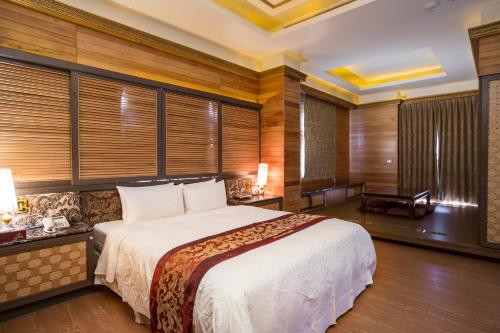 a bedroom with a large bed in a room at Moon Area Motel in Douliu
