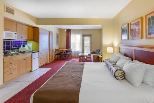 a bedroom with a large bed in a room at Carriage Ridge Resort, an Ascend Collection Resort in Oro-Medonte