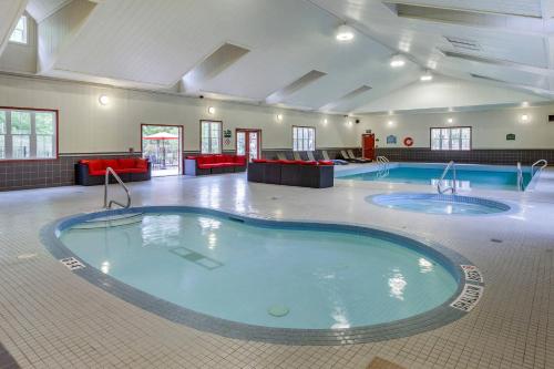 a large swimming pool in a large room at Carriage Ridge Resort, an Ascend Collection Resort in Oro-Medonte