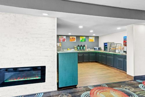 Una cocina o cocineta en Quality Inn Little Rock on I-30 Near Littlerock airport