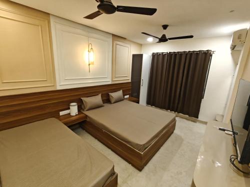 Postel nebo postele na pokoji v ubytování Meghdoot Inn