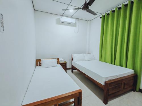 Ένα ή περισσότερα κρεβάτια σε δωμάτιο στο Rose Fort Homestay