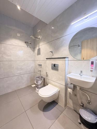 un baño con inodoro y lavabo en Hotel RK Residency, en Ujjain