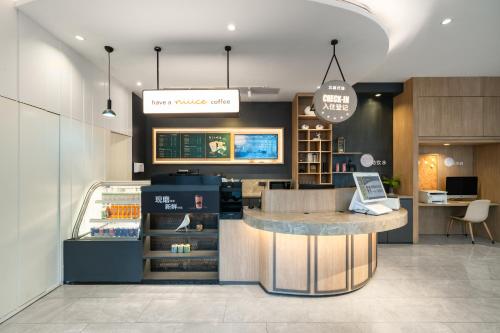 un café avec un comptoir et un bureau dans l'établissement Hanting Premium Hotel Shenzhen Sea World Subway Station, à Shenzhen