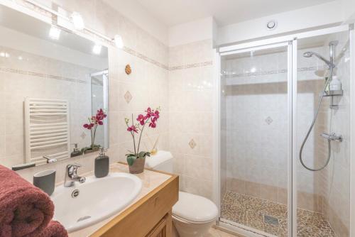 La Tanière في سان جيرفيه ليه بان: حمام مع دش ومغسلة ومرحاض