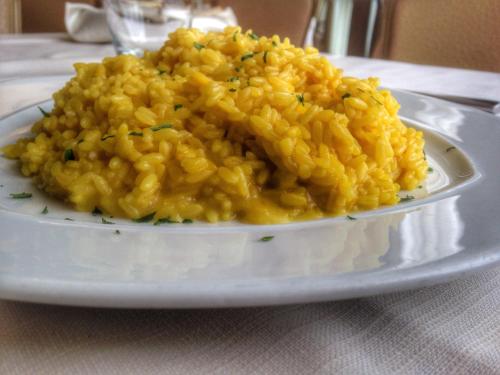 a plate of macaroni and cheese on a table at Magic Hotel in Atena Lucana