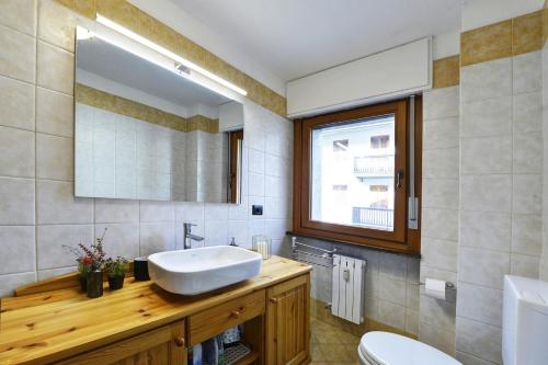 un baño con lavabo y espejo en Maison Henri, en Morgex