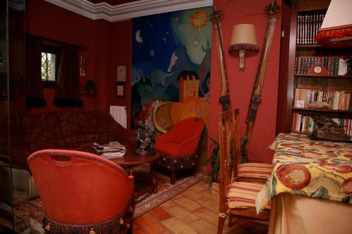 een woonkamer met een bed, een bank en een tafel bij Hotel Almud in Sallent de Gállego