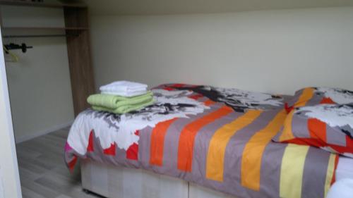 Una cama con dos toallas encima. en Pedro's garden, en Pontenx-les-Forges