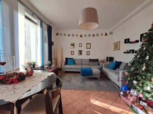 ein Wohnzimmer mit einem Weihnachtsbaum darin in der Unterkunft Villa Muse Holiday sul mare Capo Mulini, Acireale - Sicilia, Italy Locazione Turistica in Acireale
