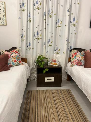 En eller flere senge i et værelse på The Blue Cottage