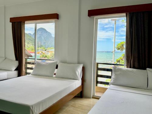 Una cama o camas en una habitación de Seashore Inn