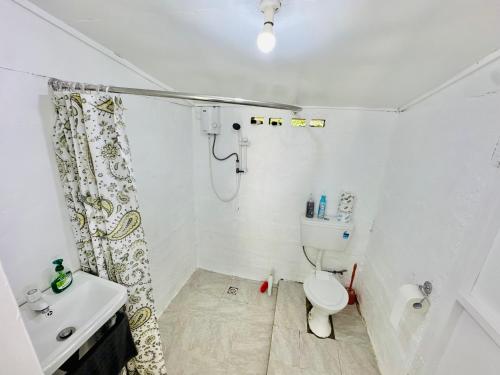 Ένα μπάνιο στο Private Double Room - Tonga Coral Cottage