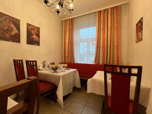 uma sala de jantar com uma mesa e uma janela em Aparthotel Mariazellerhof em Sankt Pölten