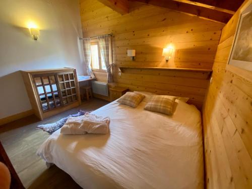 - une chambre avec un grand lit dans une cabine dans l'établissement Grand Chalet Éden 12 personnes st martin de Belleville 3 vallées, à Béranger