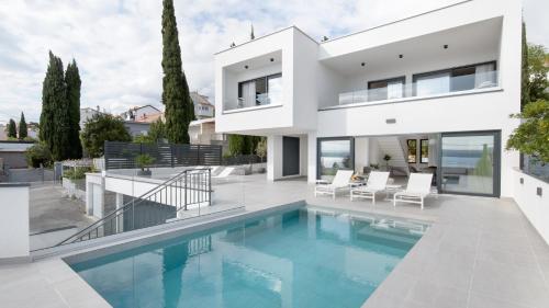 Luxury Holiday Villa with pool by Villas Guide