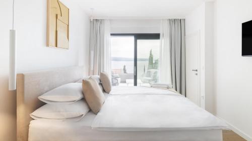 En eller flere senge i et værelse på Luxury Holiday Villa with pool by Villas Guide