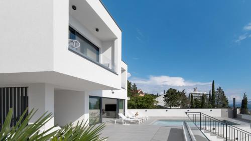 Luxury Holiday Villa with pool by Villas Guide