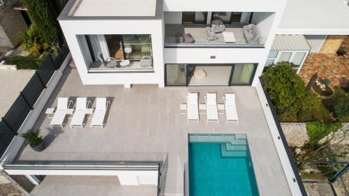 Luxury Holiday Villa with pool by Villas Guide